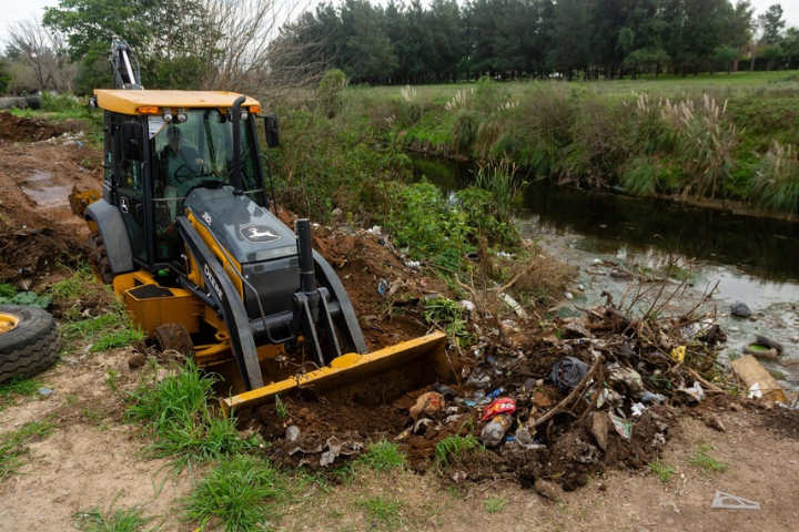 El Municipio desarrolló operativos de limpieza en el arroyo Ludueña